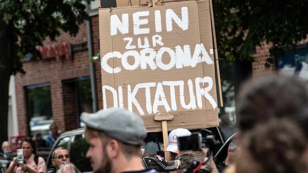 Des manifestants défilent avec une pancarte indiquant «Non à la dictature du coronavirus», lors d'une manifestation contre les restrictions sanitaires, à Berlin, le 1er août 2021.
