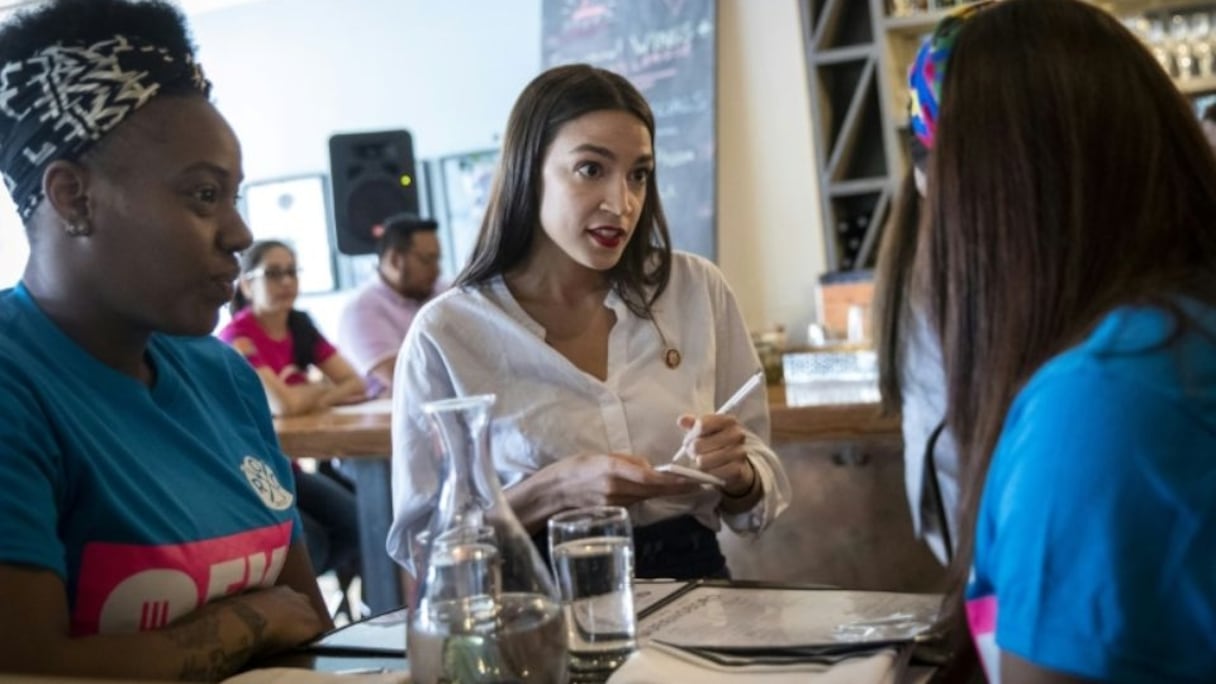 Alexandria Ocasio-Cortez en serveuse.
