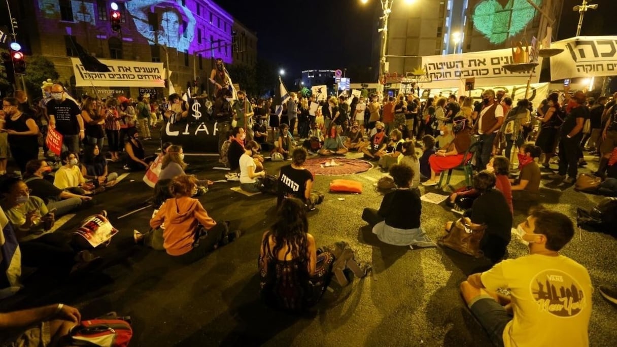 Des manifestants devant la résidence du Premier ministre Benjamin Netanyahu, à Jérusalem, le 26 septembre 2020.
