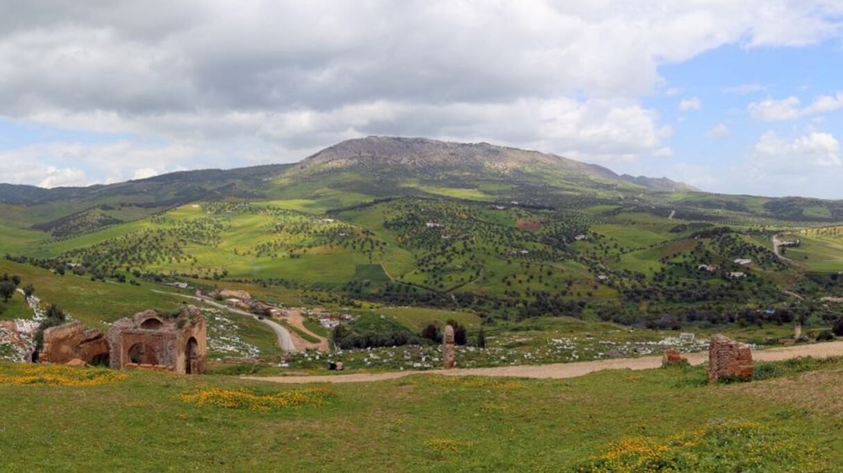 Non loin de Fès, le jbel Zalagh ("le bouc", en amazigh) culmine à 902 mètres, alors que l'altitude de la médina de la capitale spirituelle est de 375 mètres. Ce mont est une ride pré-rifaine, au sud de la chaîne de montagnes du Rif.
