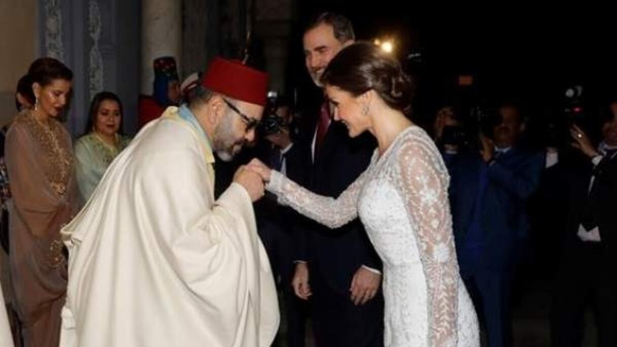 Le roi gentleman saluant la reine d'Espagne, Dona Letizia. 
