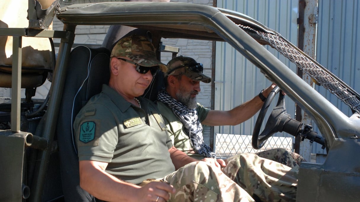 Des militaires ukrainiens conduisent un «buggy de combat» nouvellement achevé dans la cour d'un atelier à Zaporijjia, le 15 juin 2022, au cours de l'invasion russe de l'Ukraine.
