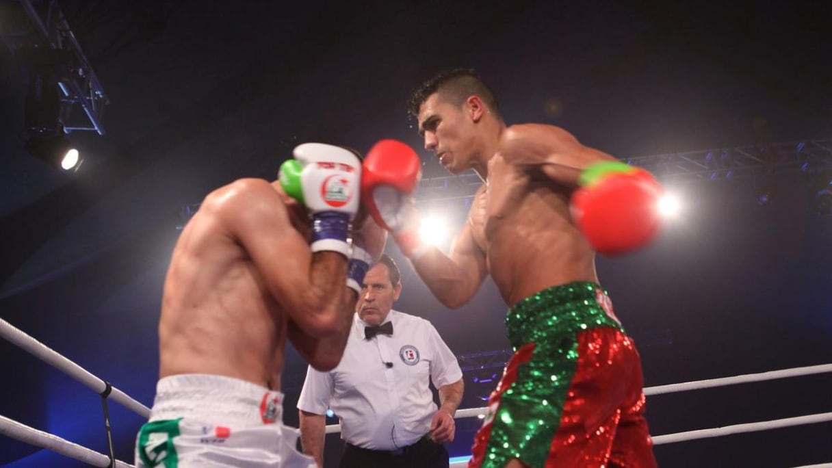 L'uppercut de Mohamed Rabii finit dans les gants de  Sofiane Tabi.
