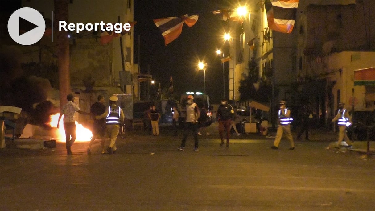 Les forces de l'ordre mettent ici le holà, dans une rue de Casablanca, aux festivités de Achoura, que de jeunes adolescents ont pris comme prétexte pour braver les règles de l'état d'urgence dû au Covid-19, dans la nuit de mercredi à jeudi 19 août 2021.
