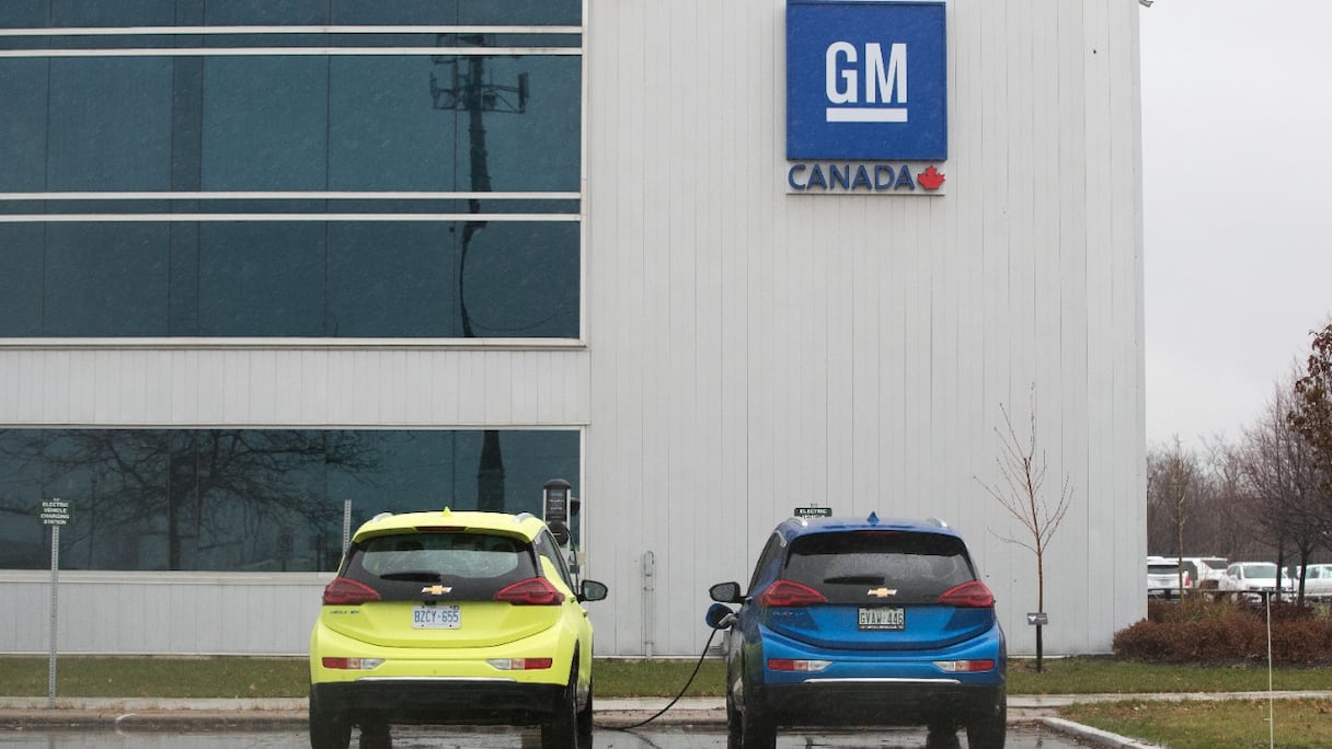 Les batteries de deux véhicules électriques sont en cours de recharge, à l'usine General Motors d'Oshawa, en Ontario, le 26 novembre 2018.
