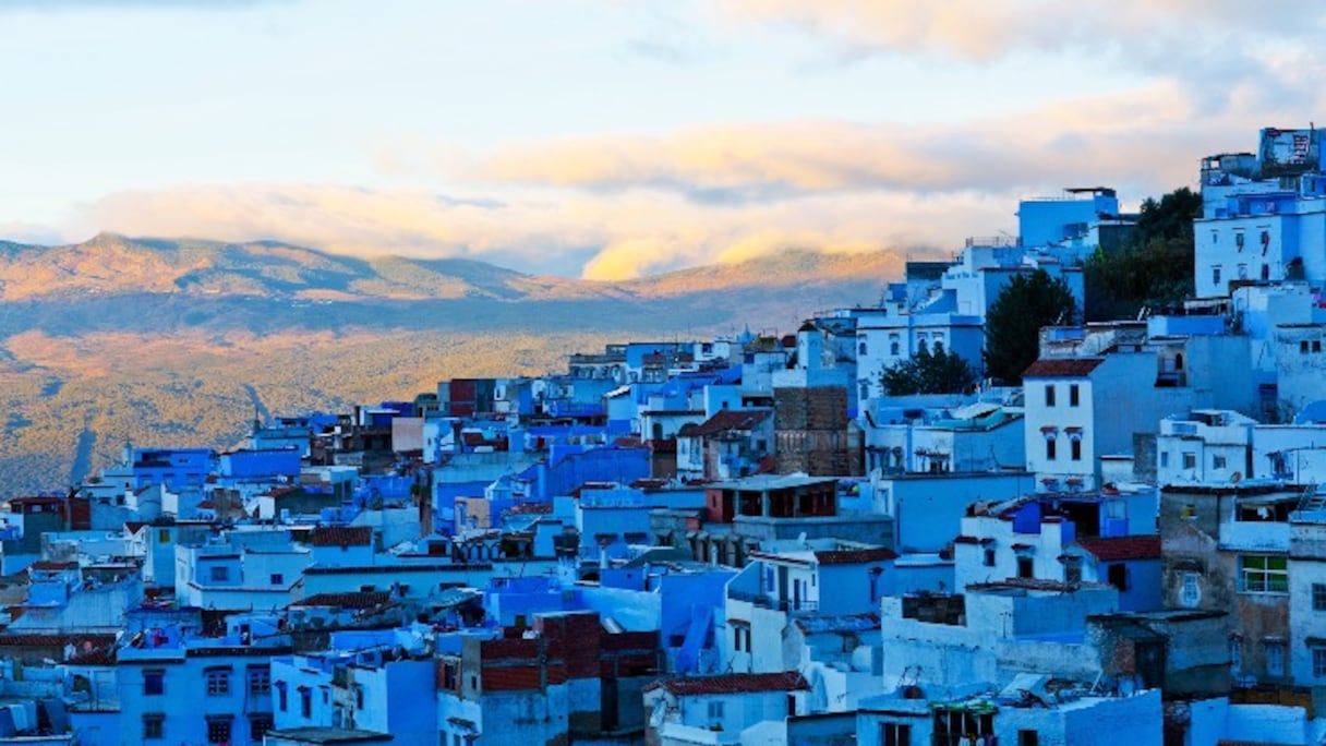 Chefchaouen, fondée en 1471 par Moulay Ali Ben Rachid (1440-1512), afin de contenir Espagnols et Portugais, à partir de Sebta. Chassés d'Andalousie, juifs et musulmans s'y installèrent dès la fin du XVe siècle. La cité vécut longtemps repliée sur elle-même. 
