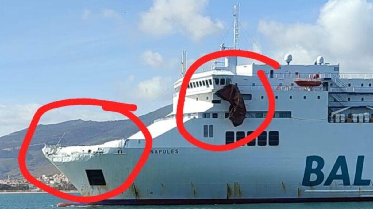 Le ferry Napoles suite à la collision avec le porte-conteneurs Laust Maersk, samedi 12 mars 2022.
