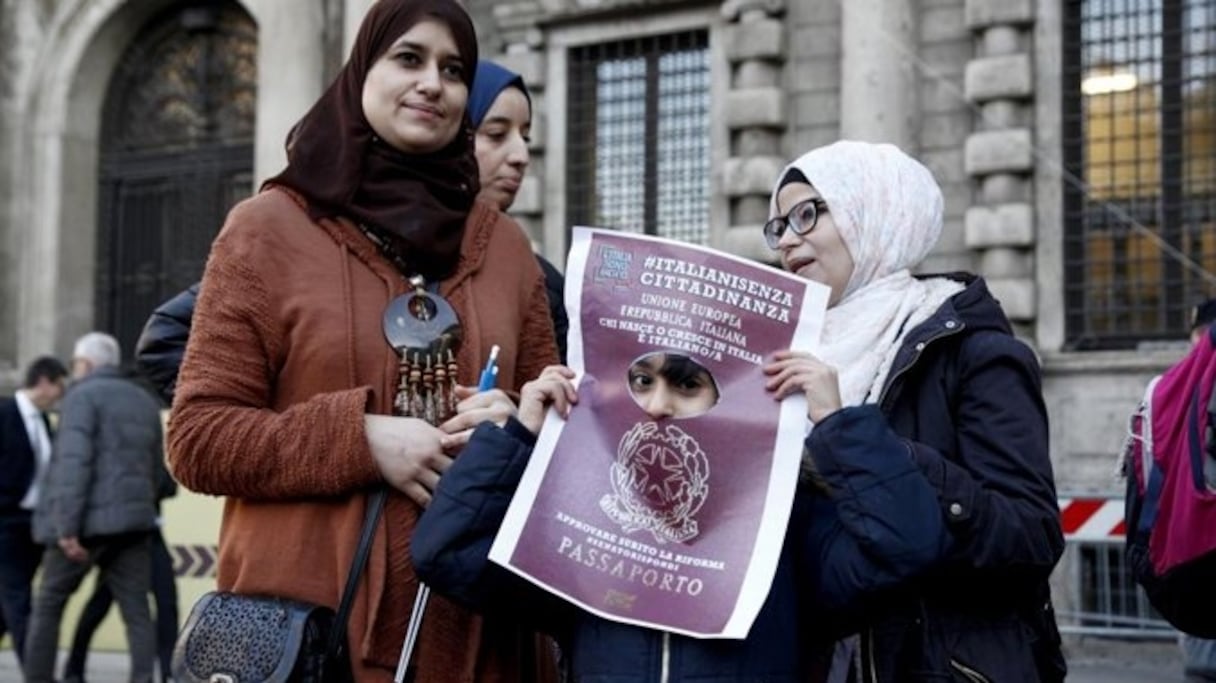 La petite Yasmine a eu droit à un remarquable élan de solidarité en Italie. Ici, sa mère, Naïma, aux premières lignes du combat.
