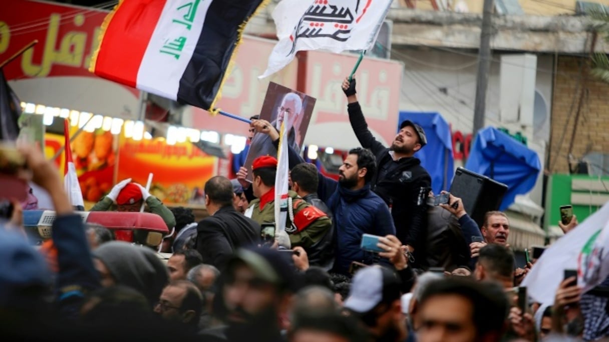 Des Irakiens assistent à Bagdad, le 4 janvier, aux funérailles du puissant général Qassem Soleimani et d'un chef de la milice irakienne Hachd al-Chaabi, tués par une frappe américaine.
