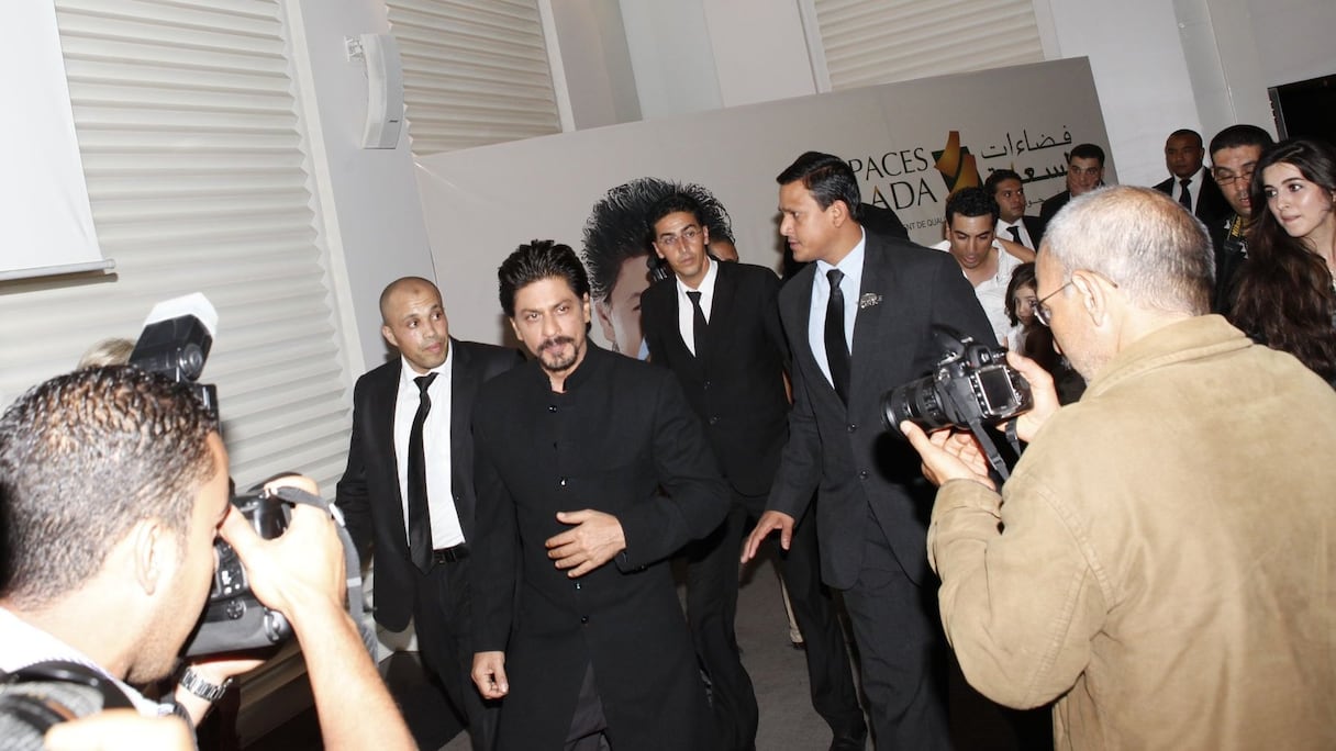 Très attendu, Shahrukh Khan fait enfin son entrée devant une foule d'admirateurs, de journalistes et de photographes
