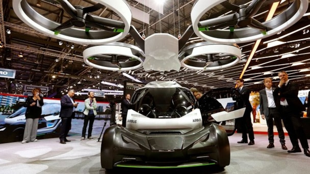 La voiture volante "Liberty" fait au premier regard penser à une cabine d’hélicoptère très allongée, avec un manche pour piloter en vol.
