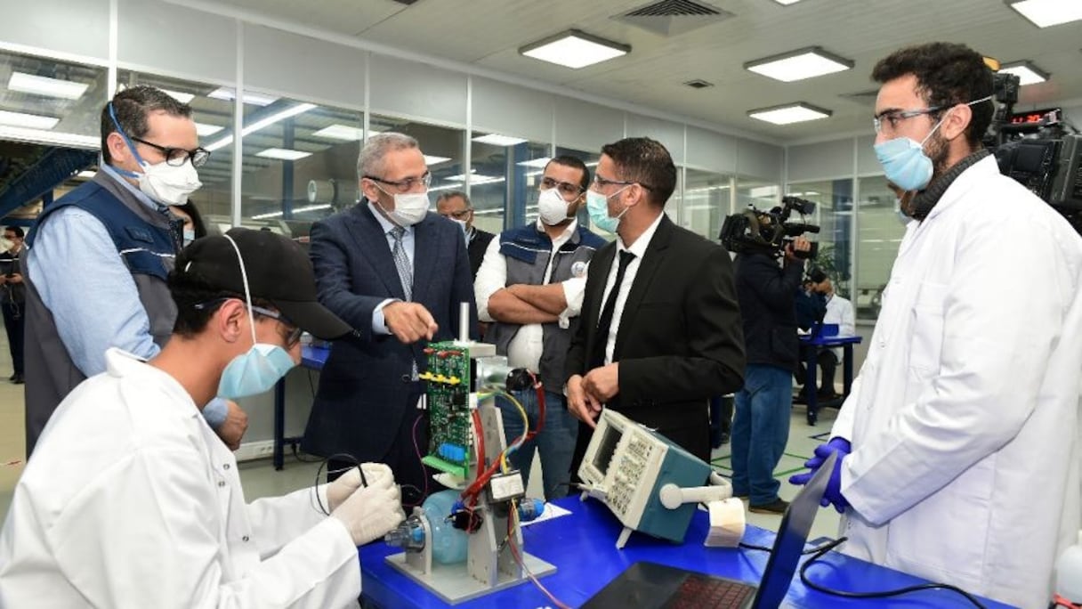 Lors d'une visite du ministre de l'Industrie, My Hafid Elalamy, à l'usine de la SERMP à Nouaceur (Casablanca)
