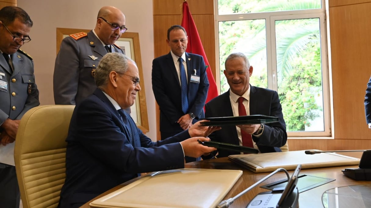 Le ministre de la Défense israélien, Benny Gantz et le ministre chargé de l’administration de la Défense nationale, Abdellatif Loudiyi, échangent les parapheurs lors de la signature de l'accord de défense entre le Maroc et Israël, le 24 novembre 2021. 
