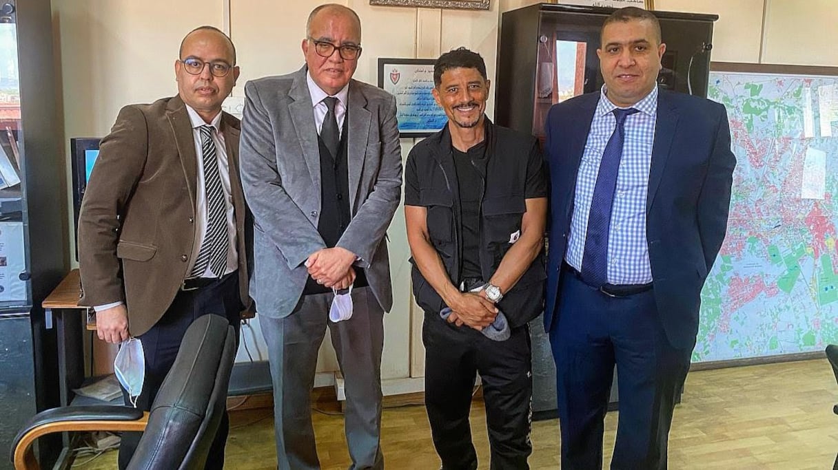 Saïd Taghmaoui (troisième, à partir de la g.), pose pour une photo-souvenir avec le Préfet de police, et des cadres de la police de Marrakech, le 4 avril 2021. 
