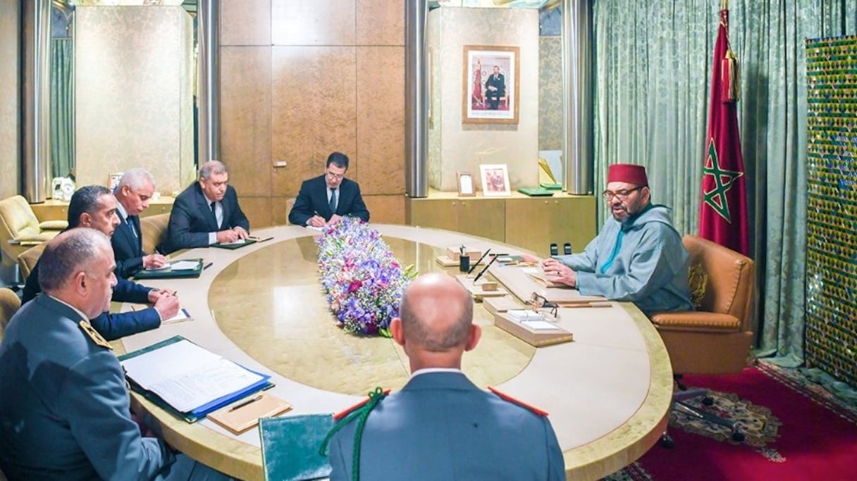 Le roi Mohammed VI présidant une séance de travail autour de la stratégie de lutte contre la pandémie de coronavirus le 17 mars 2020, au palais royal de Casablanca. 
