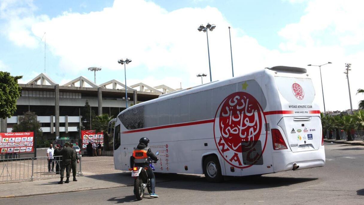 L'arrivée du car du Wydad au Complexe Mohammed V, escorté par les motards de la police. 
