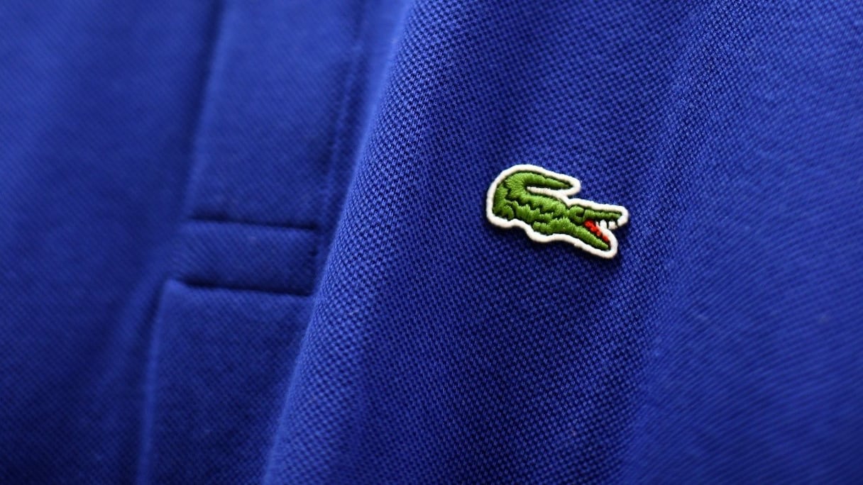 L'iconique crocodile, sur un polo, logo de la marque française.