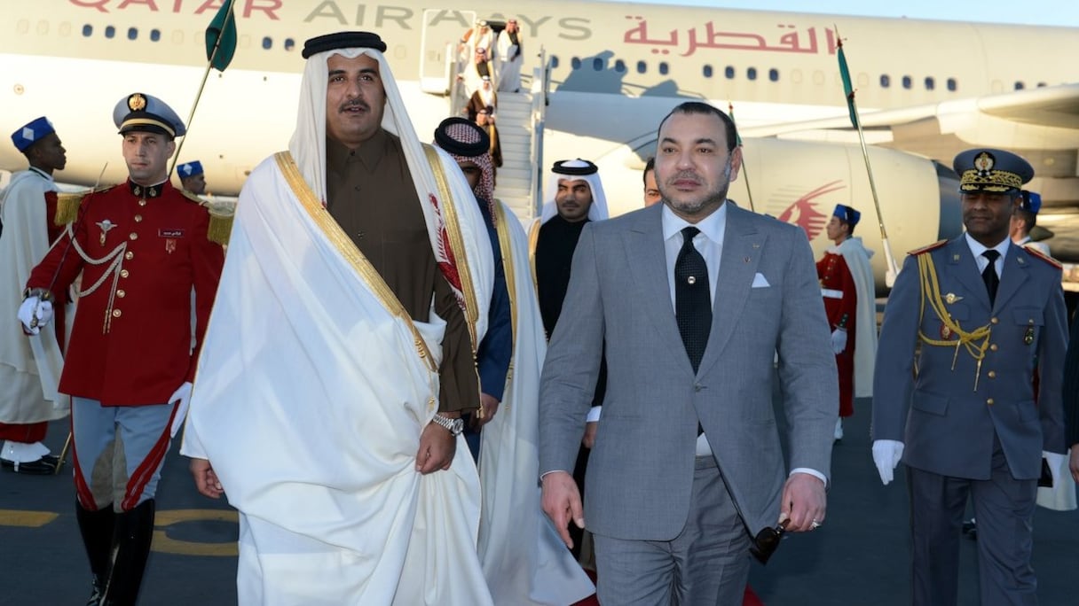 A son arrivée à l'aéroport de Marrakech, vendredi après-midi, l'émir Cheikh Tamim Ben Hamad Al-Thani, du Qatar, a été accueilli par le roi Mohammed VI accompagné du prince Moulay Rachid.
