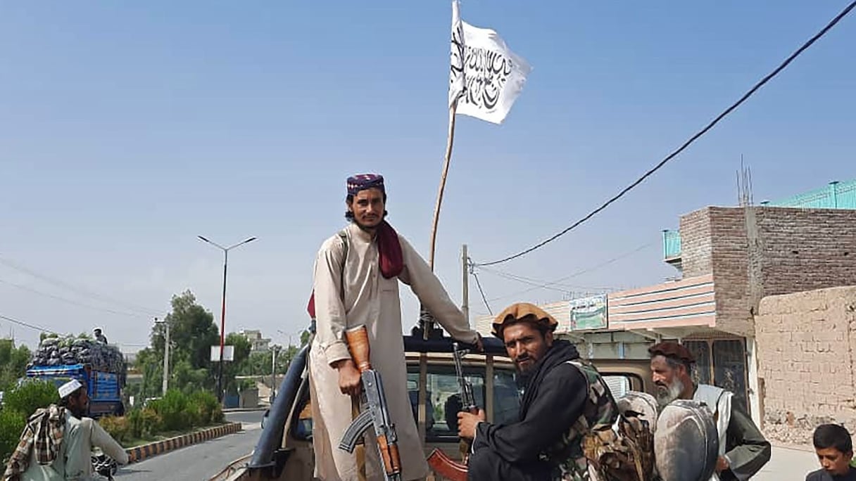 Des combattants talibans conduisent un véhicule de l'armée nationale afghane (ANA) dans les rues de la province de Laghman, le 15 août 2021.
