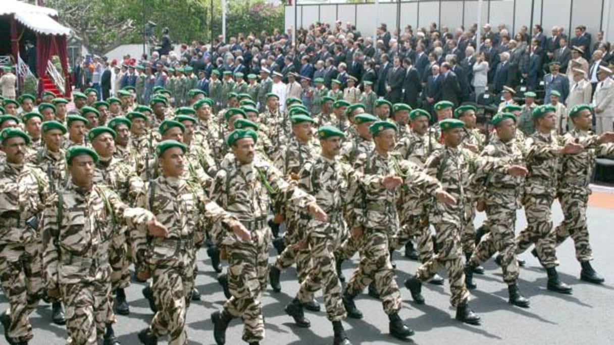 Forces armées royales, droit devant. 
