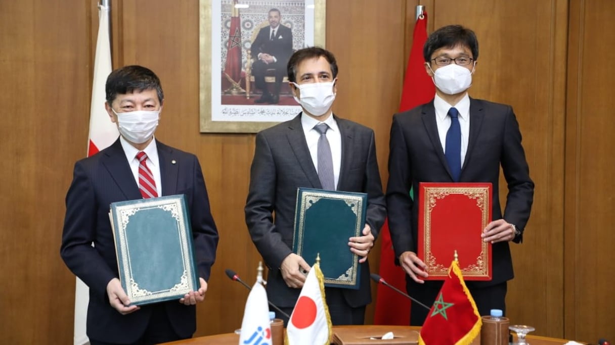 Lors de la cérémonie de signature de l'accord de prête japonais, pour un montant de 200 millions de dollars, mercredi 2 décembre 2020 à Rabat 
