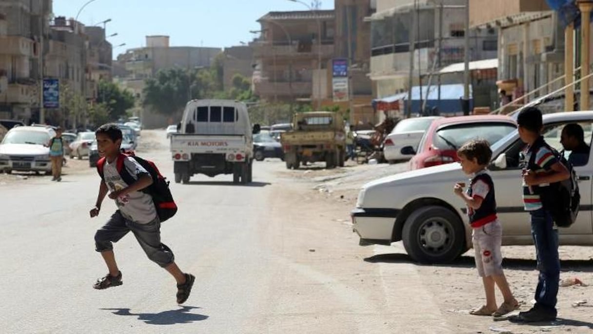 Des enfants traversent la rue dans le quartier de Sabri à Benghazi, le 17 mai 2015.
