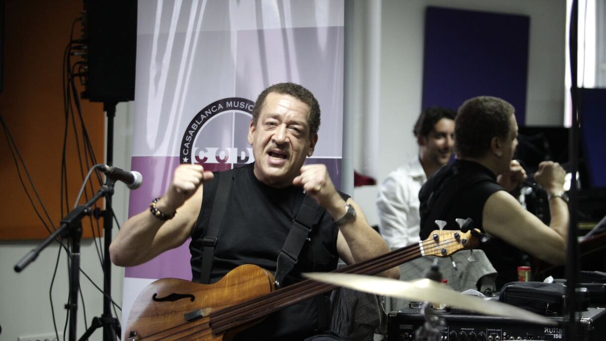 John G. Lee a donné, jeudi soir, au CODA, une somptueuse master class où il a évoqué l'histoire du jazz, "une musique populaire dans les années 30 et 40" et, surtout, régalé le public en se mettant à la basse pour de purs moments de grâce.  
