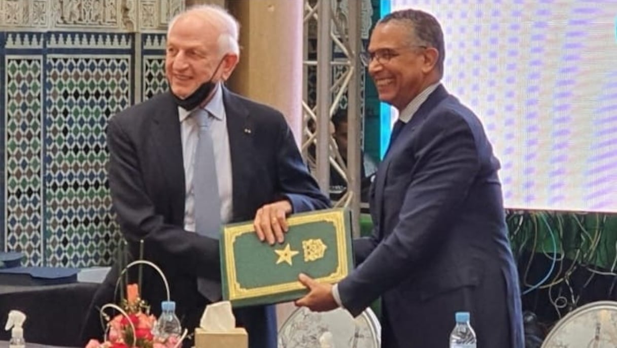 André Azoulay, président de la FRDISI, et Abderrahim El Hafidi, directeur général de l’ONEE, ont signé vendredi 4 février 2022 à Casablanca, un partenariat pour mettre en place un nouveau système de surveillance des lignes électriques. 
