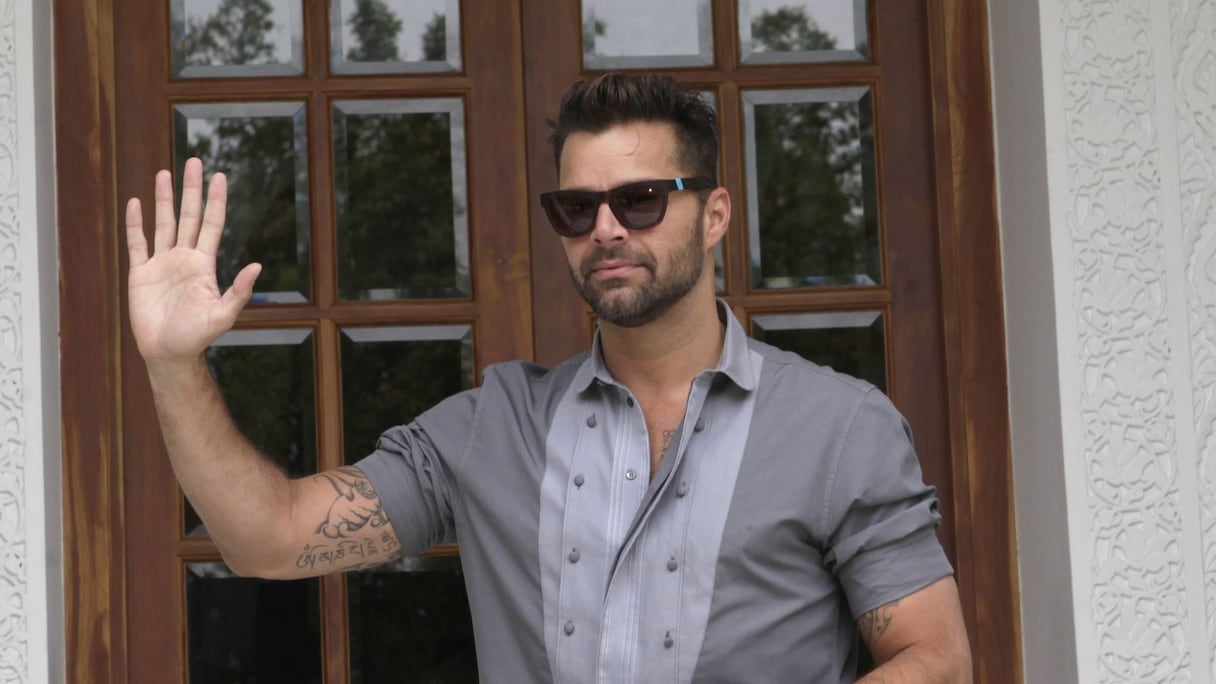 Une foule de fans attendait d'ailleurs, derrière le portail de la Villa des arts, de pouvoir l'approcher. 
