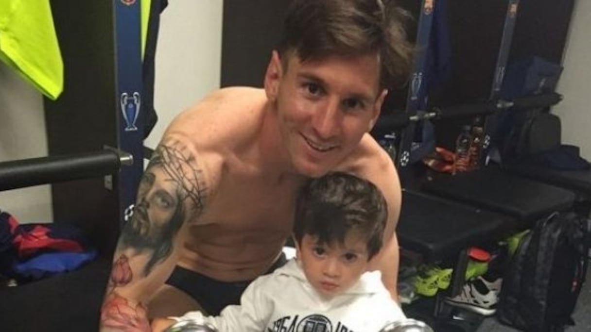 Lionel Messi avec son fils.
