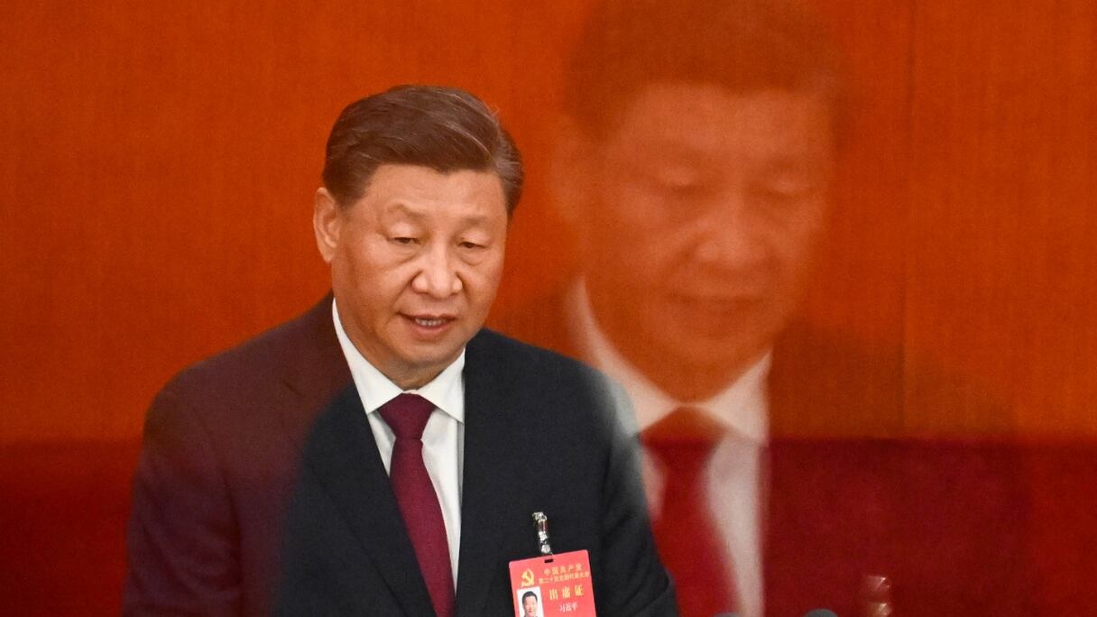 Le président chinois Xi Jinping prend la parole au cours de la séance d'ouverture du vingtième Congrès du Parti communiste chinois, au Grand Palais du Peuple, à Pékin, le 16 octobre 2022.
