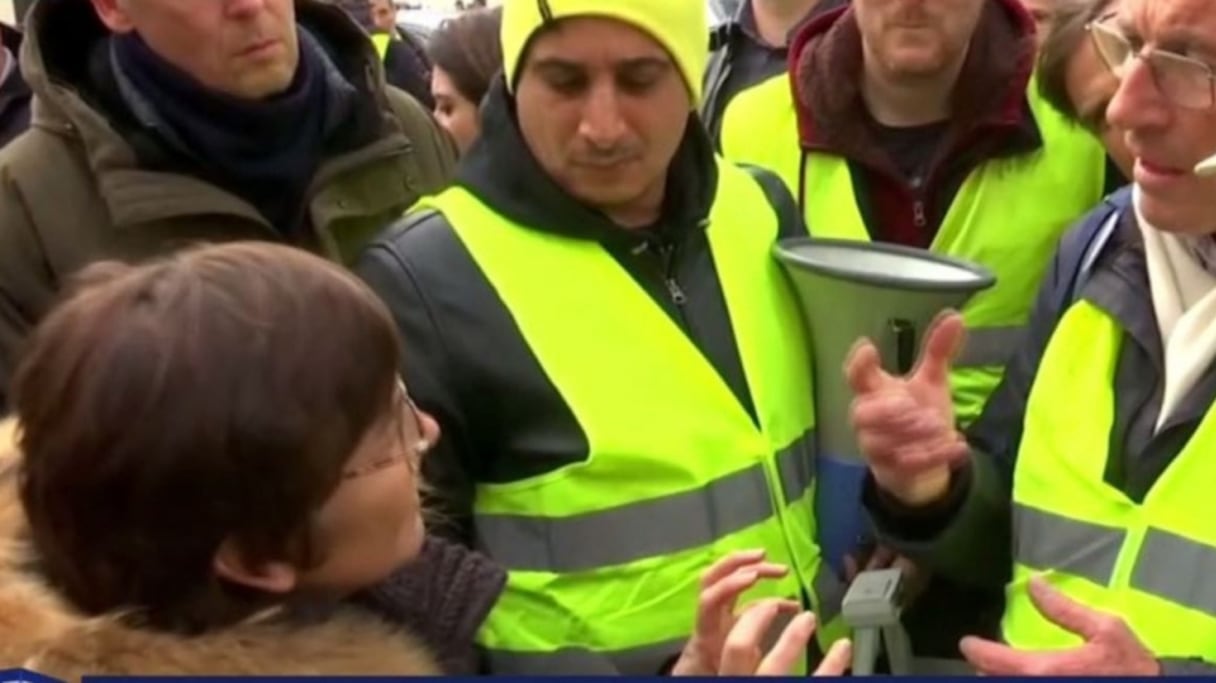 Annick Girardin, ministre française des Outre-Mer, face à des "gilets jaunes".
