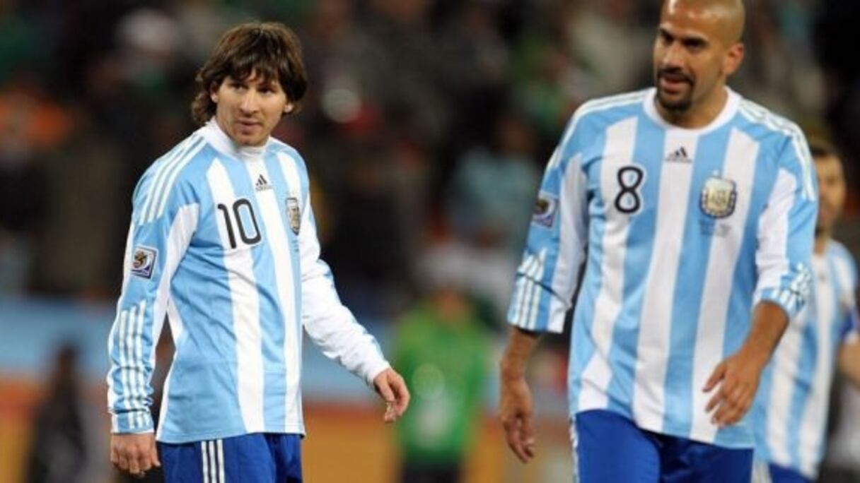 Lionel Messi alors coéquipier de Juan Sebastian Veron en équipe d'Argentine. 
