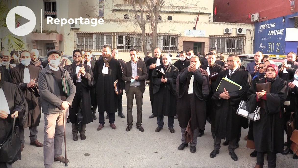 A Fès, les avocats manifestent devant le tribunal de première instance, mardi 21 décembre 2021, contre l'obligation de présenter le pass vaccinal pour accéder aux tribunaux.
