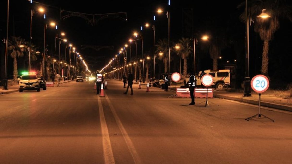 Un barrage de la DGSN à Béni Mellal, le 22 avril 2021, pour faire respecter le couvre-feu nocturne.
