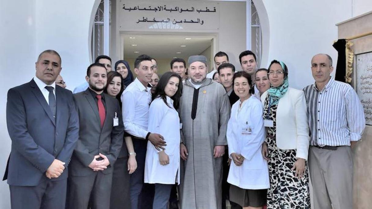 Le roi Mohammed VI inaugurant un centre d'addictologie.
