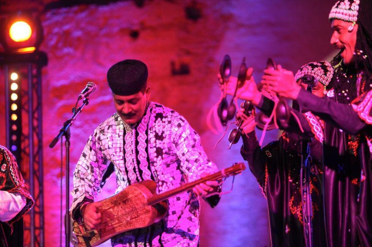 Véritable virtusose du guembri, Hamid El Kasri a hérité sa passion pour cette instrument de mari de sa grand-mère.
