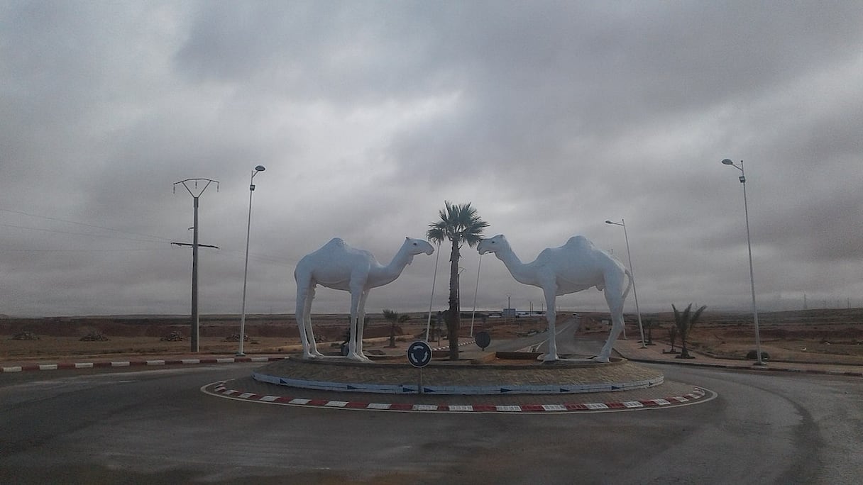Entrée de Tan-Tan (région de Guelmim-Oued Noun, au sud-ouest du Maroc). Deux oueds s'y jettent dans l'océan: l'oued Drâa et l'oued Chebika. L'origine du nom de la ville, donné par les nomades, proviendrait du son d'un seau qui se balance au fond d’un puits.
