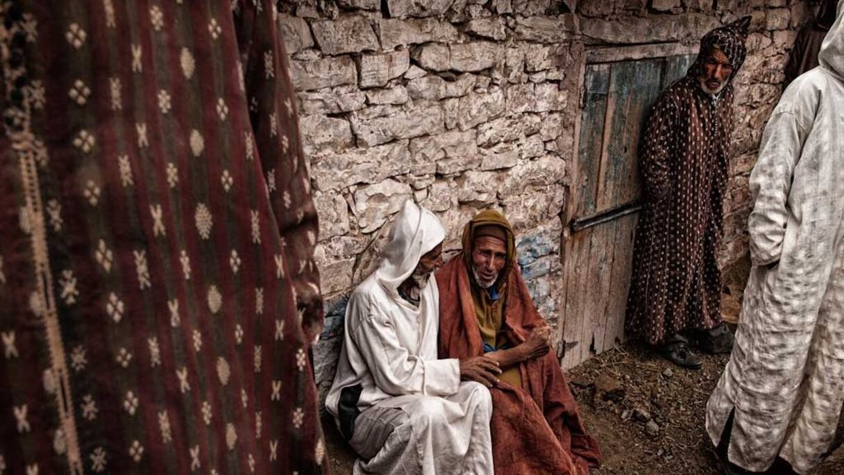 Grâce à cet accueil, l'artiste a pu partager le quotidien des populations berbères, "profitant de l’hospitalité d’habitations humbles mais accueillantes, partageant la nourriture de la population locale, tout en respectant la culture et les habitudes de ces gens fiers".
