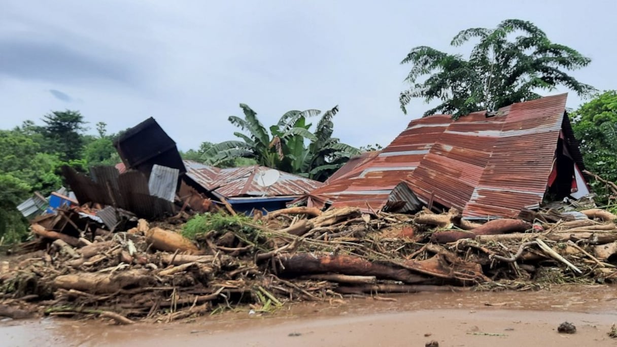 Maisons endommagées après leur inondation dans le village de Waiwerang, à East Flores. Au moins 157 personnes ont été tuées en Indonésie et au Timor oriental voisin et des dizaines d'autres sont toujours portées disparues, le 5 avril 2021. 
