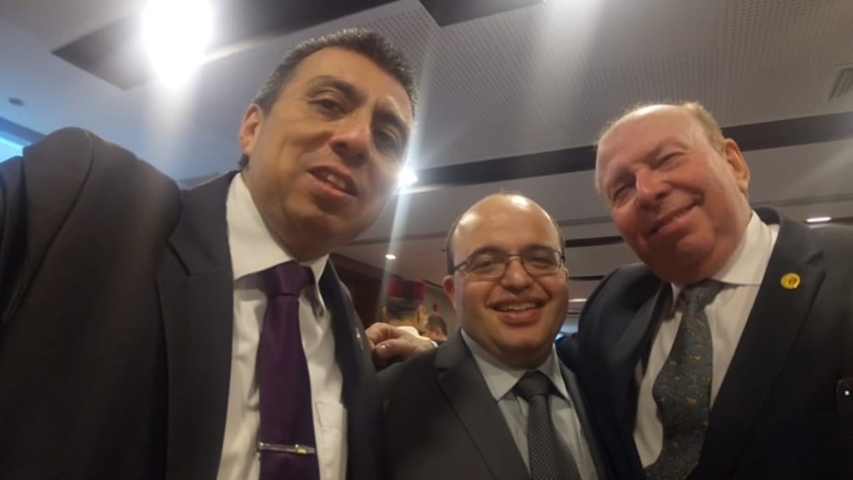 Dante Dario Diaz Wang (G), ex-avocat de la fausse "ambassadrice de la rasd au Pérou", Khadijatou el Mokhtar, et le président du "Conseil péruvien de solidarité avec le peuple sahraoui", Ricardo Serra (D), entourant le diplomate marocain Abdelilah Nejjari. 
