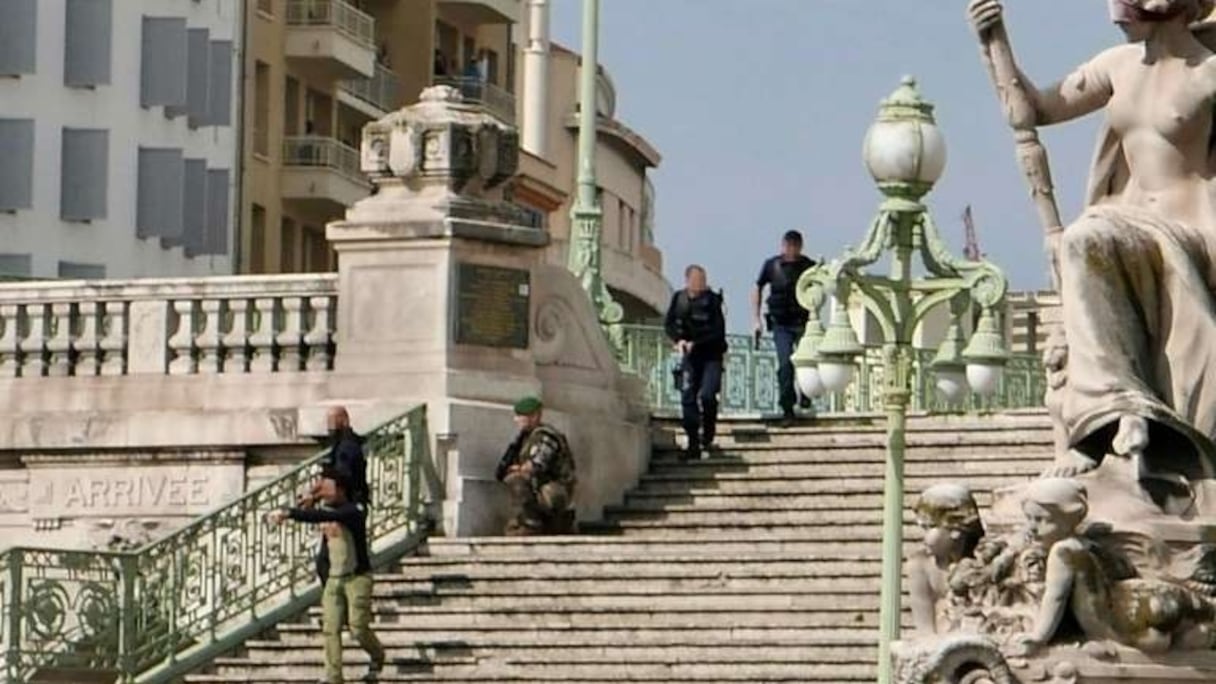 Des policiers sur les marches de la gare Saint-Charles à Marseille le 1er octobre 2017. 
