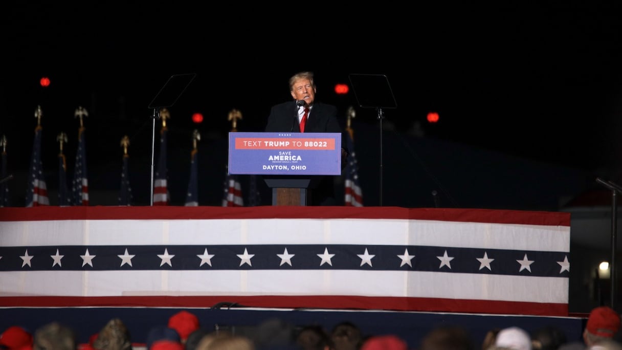 L'ex-président américain Donald Trump prend la parole au cours d'un meeting électoral en faveur du candidat républicain au Sénat, J.D. Vance, à la veille des élections américaines de mi-mandat, à Dayton, dans l'Ohio, le 7 novembre 2022.
