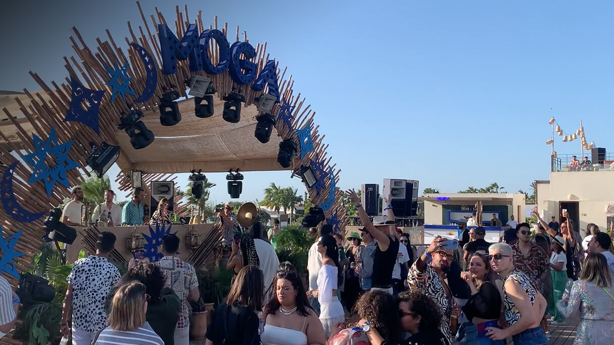 A l’occasion du Moga festival, du 28 septembre au 2 octobre 2022, une jeune faune branchée techno et house est venue profiter de l’ambiance qu’offre Essaouira en ce début d’automne.
