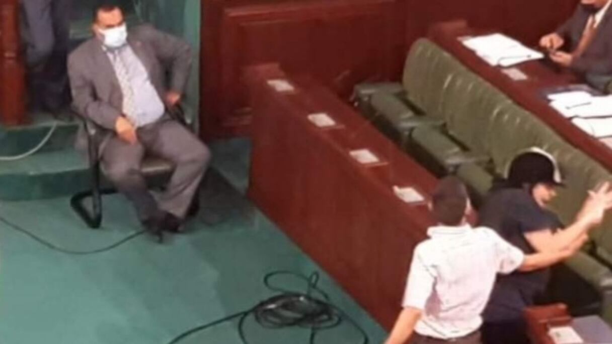 La députée tunisienne Abir Moussi frappée par Sahbi Smara au parlement.
