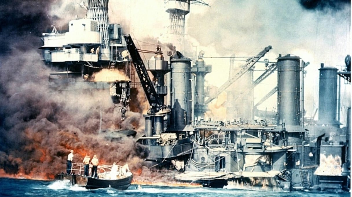 Le cuirassé USS West Virginia en flammes après l'attaque surprise du Japon sur Pearl Harbor à Hawaï, le 7 décembre 1941.
