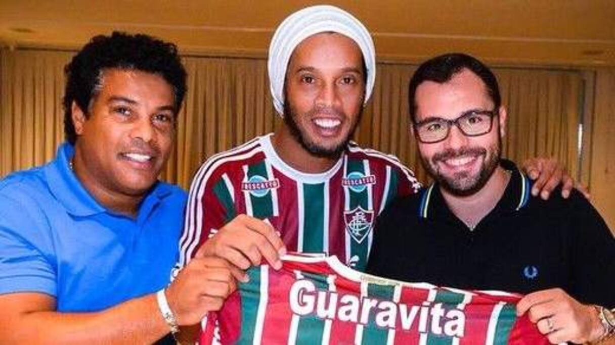Ronaldinho est de retour au pays et s'est engagé 17 mois avec le club carioca de Fluminense.