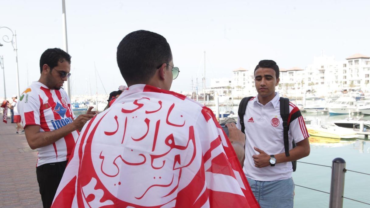 Seule obligation, arborer les couleurs rouges et blanches du club casaoui.
