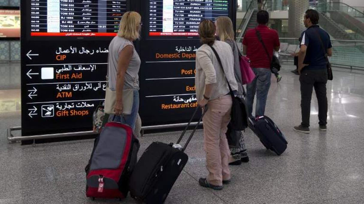 Des touristes quittent la Tunisie à l'aéroport international d'Enfidha au lendemain de la tuerie à Sousse, le 27 juin 2015.
