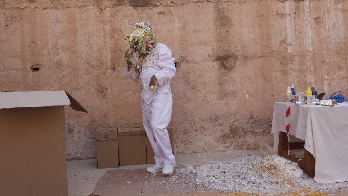 Et l'artiste de se transformer en oeuvre d'art vivante, à la grande stupéfaction de l'assemblée qui l'encercle. 
